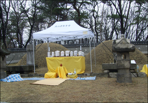 연산군 제사를  지내기 전 제물이 한지에 싸여 놓였다. 